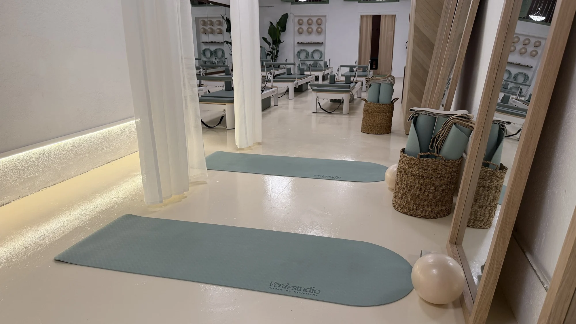 VERDE Studio interior in Barcelona with mirrors, green mats and natural light